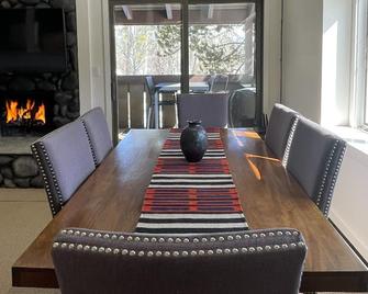 Deluxe 2 bedroom, 2 bath condo 5 min. Teton Village and GTNP. - Wilson - Dining room