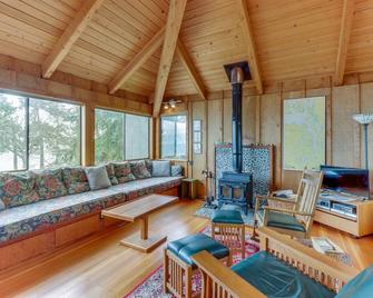 Bayfront cabin with beautiful natural surroundings boasts incredible ocean views - Port Ludlow - Sala de estar
