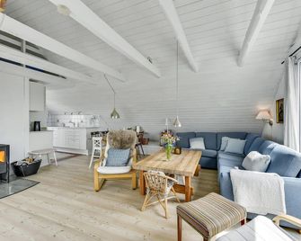 Beautiful Home In Hvide Sande With Wifi - Hvide Sande - Wohnzimmer