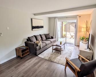 Private cottage in Shawnigan lake / Cobble hill area - Cobble Hill - Living room