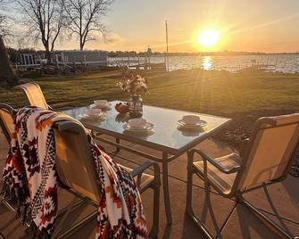 Forest Leaf Lake House, 30 mins from Twin Cities - Forest Lake - Patio