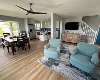 Beautiful Ocean Front House with Private Beach, Hot Tub and Spectacular Sunsets - Fairhaven - Living room