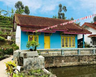 OYO Homes 90992 Eco Tourism Desa Panundaan Ciwidey Syariah - Ciwidey - Edificio