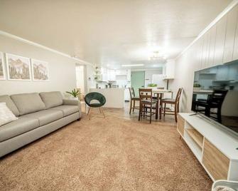 Cute and Cozy Basement Apartment - Mount Pleasant - Living room