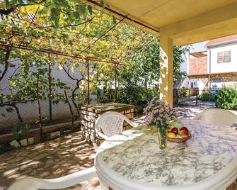 Nice Apartment in Gornji Karin With 2 Bedrooms and Wifi - Gornji Karin - Patio