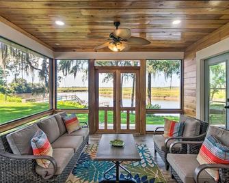 Riverfront Darien Cottage with Private Dock! - Darien - Living room