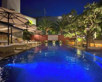 هوتل بالم رويال ريزورت كوكوساي ستريت - ناها - حوض السباحة