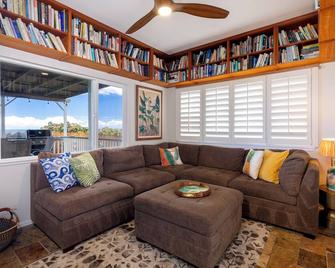 Exquisite Bali-Style Beachfront, Two Master Suites - Waialua - Living room