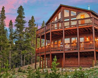 NEW! Cabin / 25 mins to Breck / Dog Friendly / Game Room / Mtn Views - Fairplay - Building