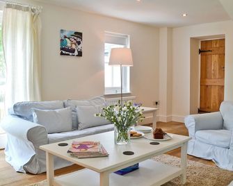 A detached character cottage with beams, wood burner and enclosed garden. - New Quay - Living room