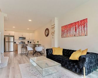 Cozy 3 bedroom townhouse in downtown Edmonton. - Edmonton - Living room