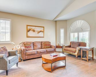 8 Mi to Beach: Home in Mary Esther - Mary Esther - Living room