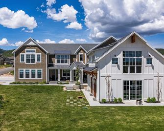 The Carriage House @ Bear Lake -Newly Built - Sleeps 45 Plus! Great Location - Garden City - Building