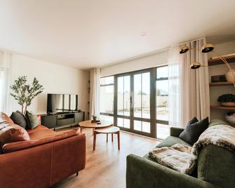 The Kings Domain, Duke - Luxurious Townhouse in The Cbd! - Blenheim - Living room