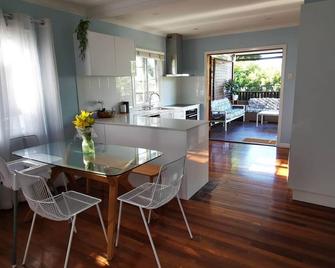 Oxley Mineral Pool & Private Home Suburbanstay - Enoggera Reservoir - Dining room