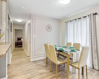 Hot Tub Haven w/ King Bed + More - Nickel Centre - Dining room