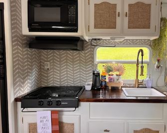 Happy Hide-Away Camper{18 minutes to Downtown AVL} - Candler - Cocina
