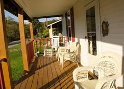 Cozy Riverfront Mountain Home in West Virginia. Pet\/Family Friendly. Sleeps 10. - Moatsville - Patio