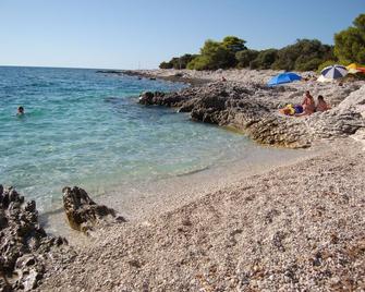 جورجونيا أبارتمنتس - Veli Rat - شاطئ