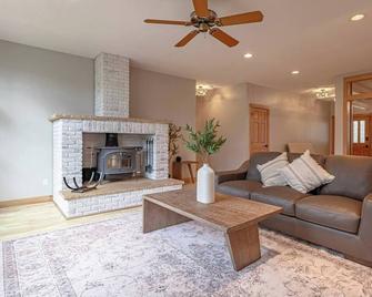 Exquisite 5 Bedroom Vacation Home - Cohasset - Living room