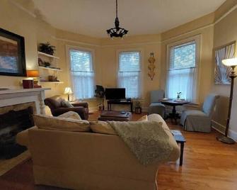 Urban Cottages - Little Rock - Living room