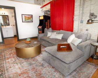 Scenic City Loft in Downtown Knoxville - Knoxville - Living room