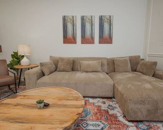 The Lovely Lodging- 2 bedroom apartment - Martinsburg - Wohnzimmer