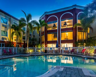 Holiday Inn Express & Suites Bradenton West By IHG - Bradenton - Pool