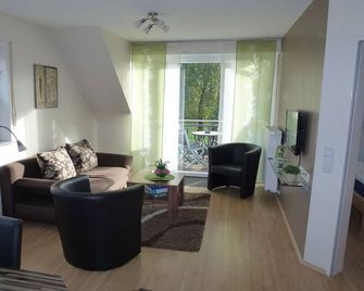 Former farmhouse child-friendly, 180 first floor barrier-free! - Gronau - Huiskamer