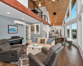 Lakefront Dreams | Kayaks, Private Dock, Views! - Stanwood - Living room
