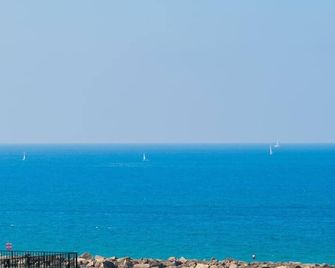Bright and Charming 1BR Apt w Sea Views Near Shore - Tel Aviv