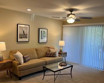 Spacious Condo in Heart of Walnut Creek - Walnut Creek - Living room