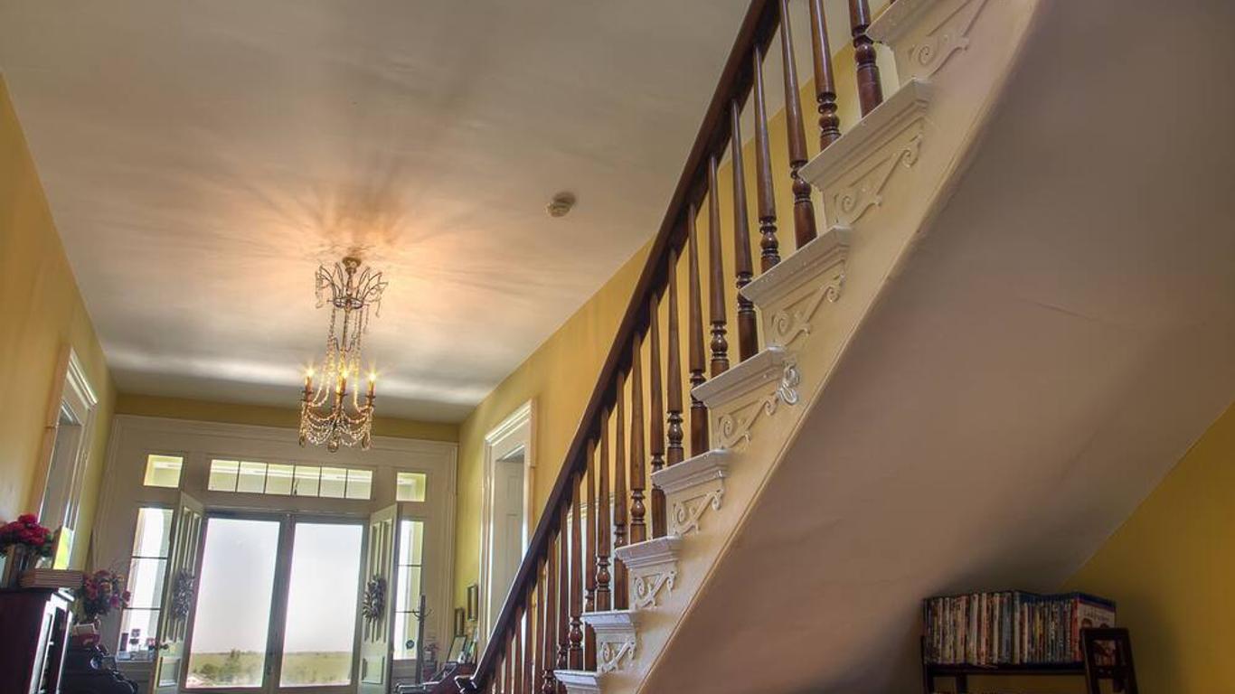 1851 Historic Maple Hill Manor B&B