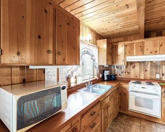 Cozy Bass Lake home in Willow Cove with fireplace, grill & deck - Bass Lake - Kitchen