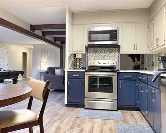 Decatur Chic Family Home with Pool Table - Decatur - Kitchen