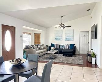 The Best in Florida. Caney, Pier, Kayak, Fishing - Naples - Living room