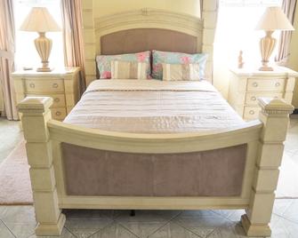 3 Bedrooms Detached Villa With Private Gardens, Pool And Stunning Scenery - Westbury - Bedroom