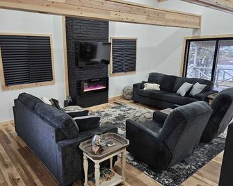 Waterfront house w/ large garage located on trail 8 in Grand Marais. - Grand Marais - Sala de estar