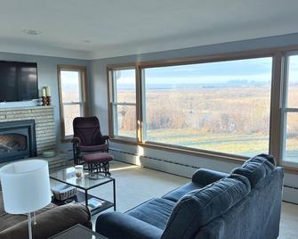 Quiet and convenient home with a view - Red Wing - Huiskamer