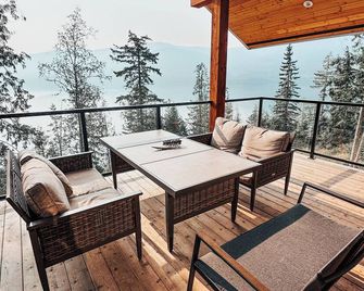 Lakefront Cottage and Boat Slip - Spapilem, Spapilem Cottage at Mac's Landing on Beautiful Adams Lak - Scotch Creek - Balcony