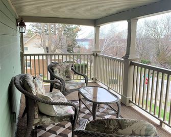 The Red Coat - Queenston - Balkón