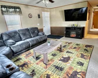 Planning a fall trip? This beautiful property is perfect for a weekend getaway - Weldon - Living room