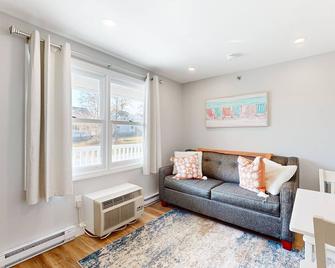 Updated condo 1 mile to beach w/pool, hot tub, tennis & access to EV chargers! - Wells - Living room