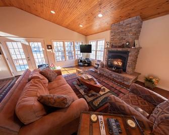 The Ozark Cabin - Rileys Outfitter - Mountain Home - Wohnzimmer