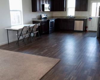 2 Bedroom/1 Bath New Home (with pool) - Manor - Kitchen