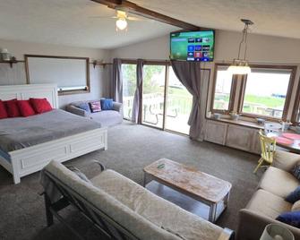 Campau cottage 1 bed · Lakefront hot swim pool spa cottage - Grand Rapids - Living room