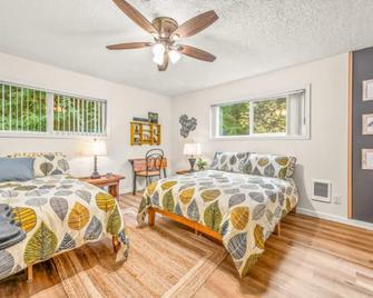 Family And Pets Welcome! 2 Bd 2 Ba ~ Unique Northwest Vacation Rentals - Longview - Спальня
