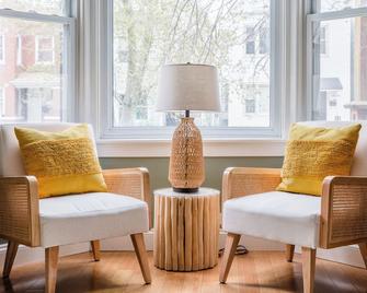 Boho House - A Chic, 1903 Chicago Workers Cottage - Chicago - Living room