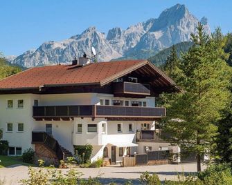 Family room with balcony (2 adults, 1 child) - Landhaus Vierthaler - Filzmoos - Edificio