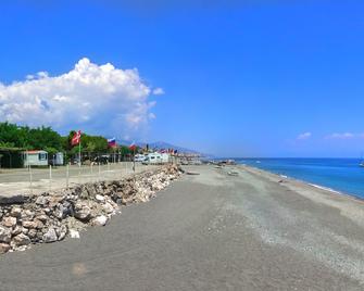 Camping La Focetta Sicula - Sant'Alessio Siculo - Spiaggia